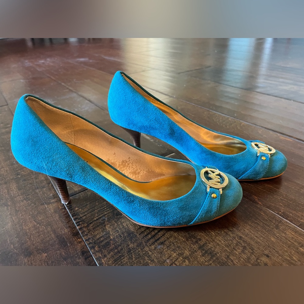 Michael Michael Kors turquoise blue suede heels Gold hardware aqua teal MK 7 M